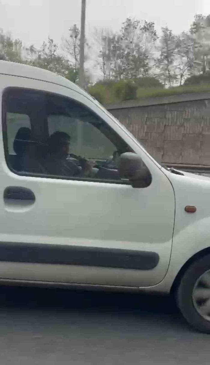 Tem Otoyolu’nda Akıl Almaz Görüntü: Direksiyon Başında “Zurna” Çaldı