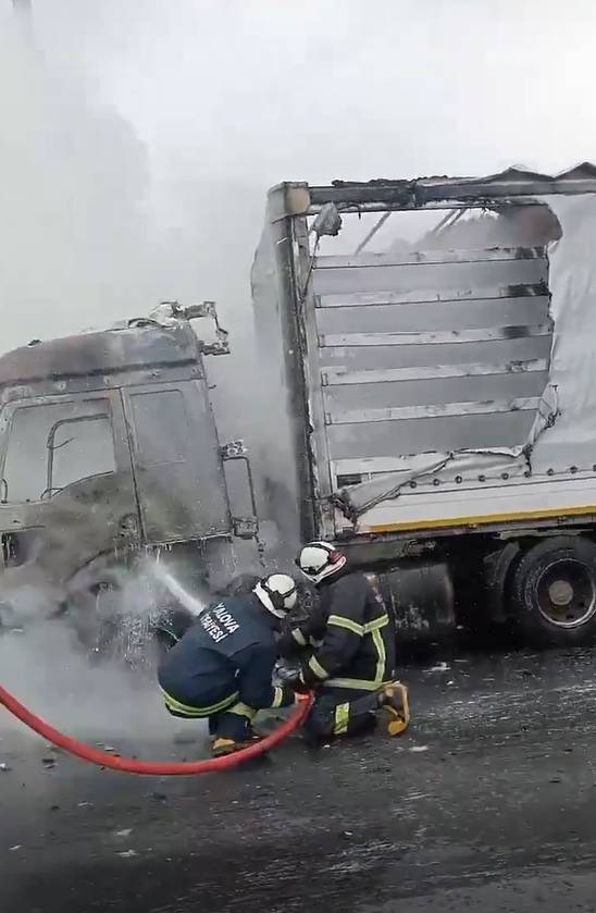 Yalova’da Seyir Halindeki Tır Alev Topuna Döndü