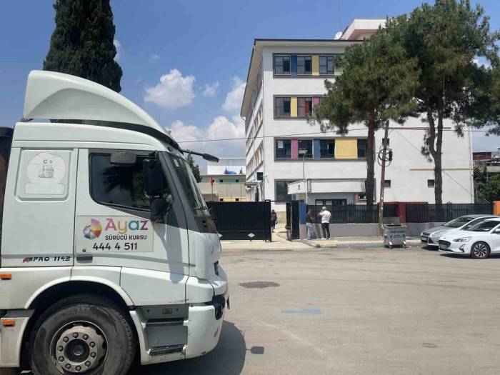 Velilerin İlkokul Önünde Tır Sürücülüğü Eğitimi İsyanı