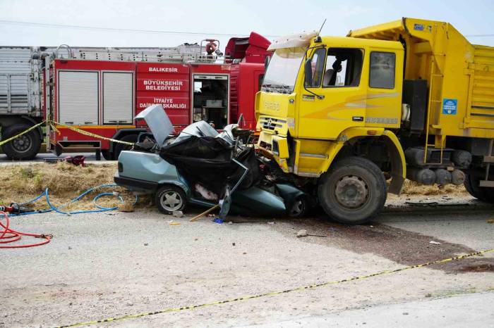 Balıkesir- İzmir Yolunda Trafik Kazası: 3 Ölü, 1 Yaralı