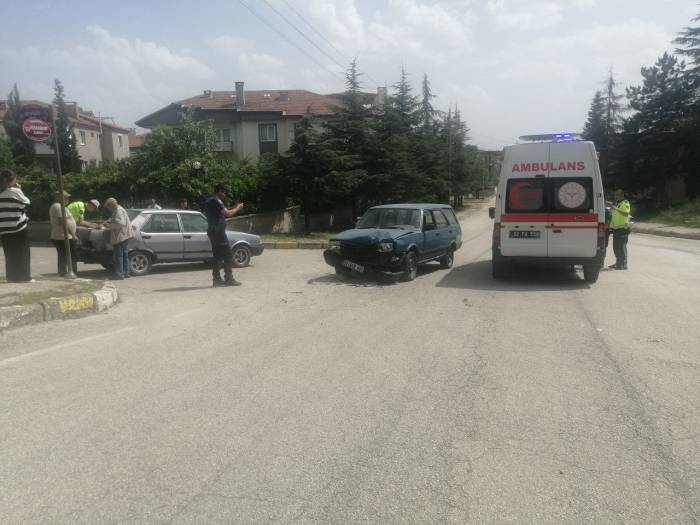 Isparta’da İki Otomobil Çarpıştı: 2 Yaralı