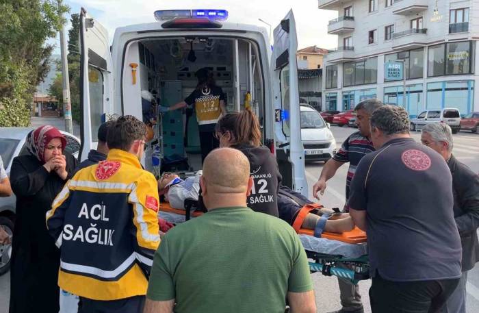 Yolun Karşısına Geçmeye Çalışan Kadına Otomobil Çarptı