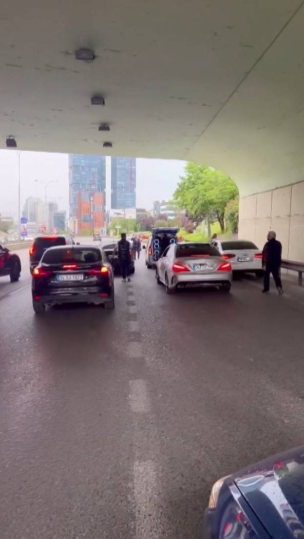 Maltepe’de E5 Karayolunu Kapatan Düğün Konvoyu Kamerada