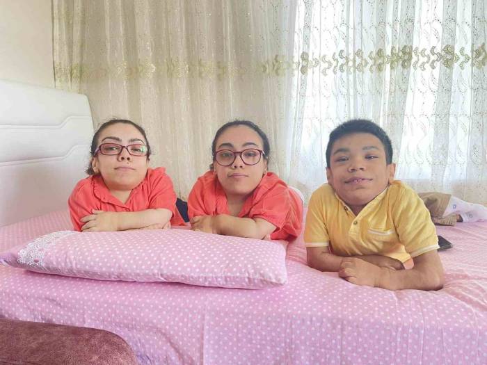 Mps Hastası Kuzenler, Yaşlarına Rağmen Gelişmeyen Vücutlarıyla Hayat Mücadelesi Veriyor