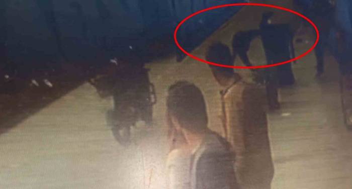 Kavga Eden Şahıs Yola Savrulunca Araçların Altında Kalmaktan Son Anda Kurtuldu