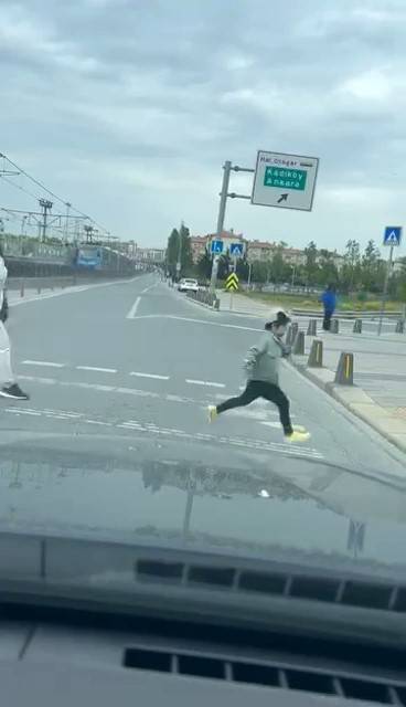 Sultangazi’de Motosiklet Sürücüsü Küçük Çocuğa Çarpıp Kaçtı: O Anlar Kamerada