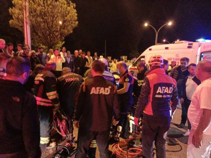 Takla Atan Otomobilde Sıkışan 2 Kişi Kurtarıldı