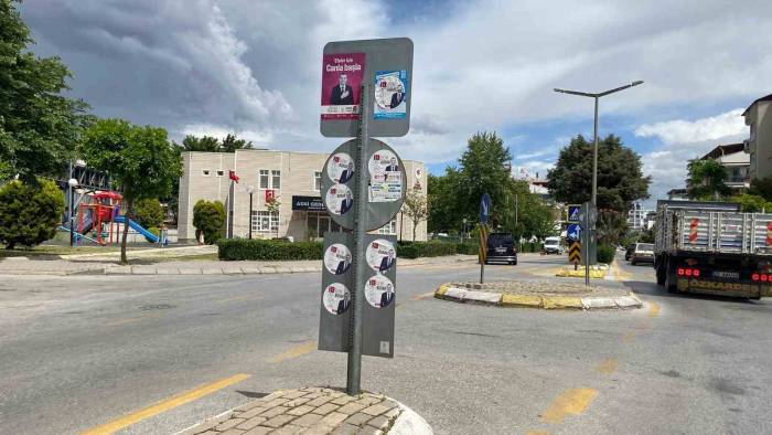 Seçimler Bitti, Afişleri Kaldı