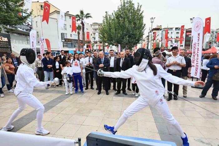 Denizli 19 Mayıs Coşkusunu Gençlik Ve Spor Festivalinde Yaşadı