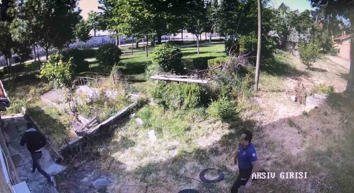 Burdur’da Yaşlı Adamın Dövülüp Gasp Edilme Anları Güvenlik Kamerasına Yansıdı