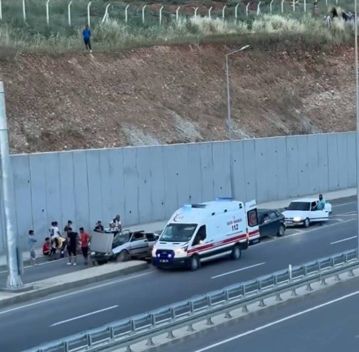 İki Otomobil Çarpıştı: 3 Yaralı