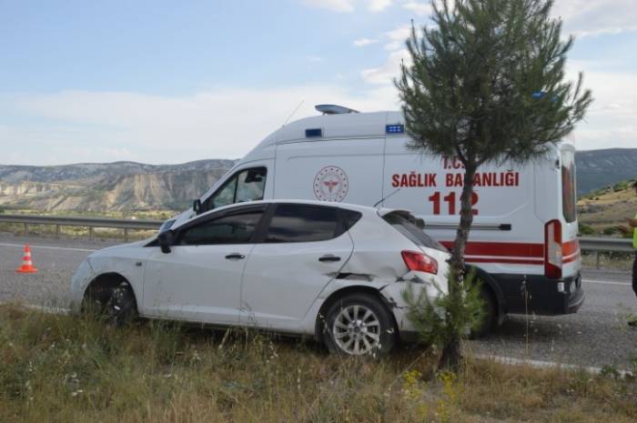 Kontrolden Çıkan Otomobil Karşı Şeride Geçti: 2 Yaralı