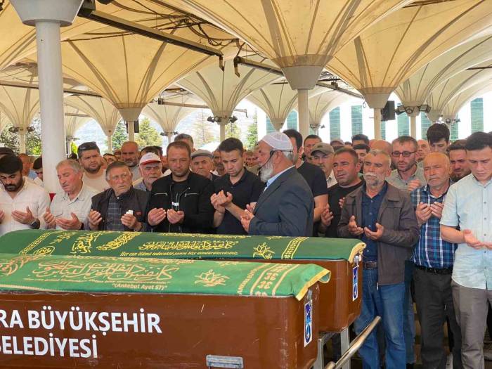 Üzerlerine Tahta Parçası Düşmesi Sonucu Vefat Eden Baba İle Oğlu Son Yolculuğuna Uğurlandı