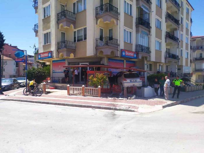 Önce Duvara Çarpan Sürücü Kendisini Dondurma Dolabının Üzerinde Buldu