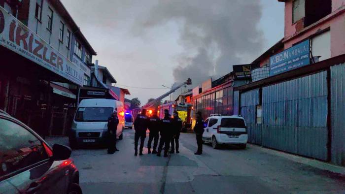 Bursa’da 2 Katlı Mobilya İmalathanesinde Yangın