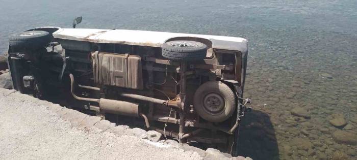 Denize Düşen Minibüsten Yaralı Çıktı