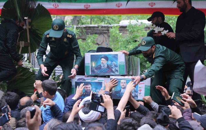 İran Halkı Cumhurbaşkanı Reisi’ye Veda Ediyor