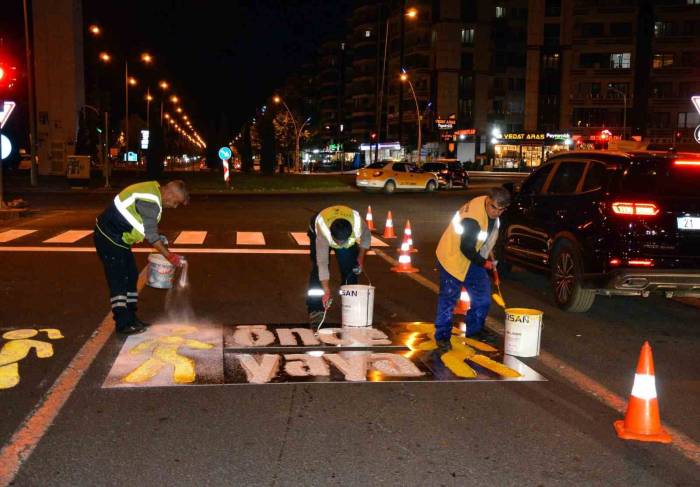 Diyarbakır’da Yol Çizgi Yenileme Çalışmaları Sürüyor