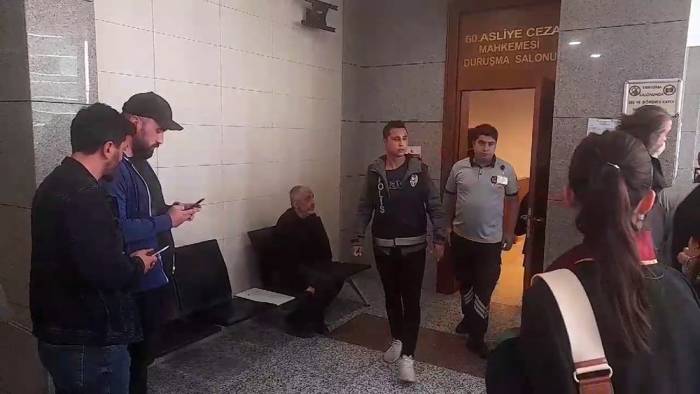 Kediyi Camdan Aşağı İttirerek Yaralanmasına Neden Olduğu İddia Edilen Sınav Gözetmeni Hakim Karşısında