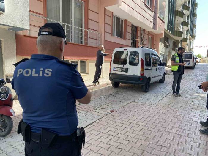 Dengesini Kaybeden Yaşlı Kadın, 4’üncü Kattan Park Halindeki Otomobilin Üzerine Düştü