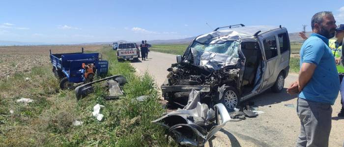 Hafif Ticari Araç Patpatla Çarpıştı: 2 Ölü, 2 Yaralı