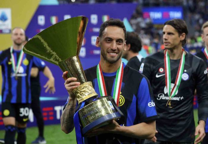 Hakan Çalhanoğlu, Serie A’da Sezonun En İyi Orta Saha Oyuncusu Ödülüne Aday Gösterildi