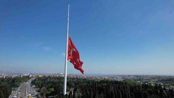 İstanbul’da Bayraklar Yarıya İndirildi