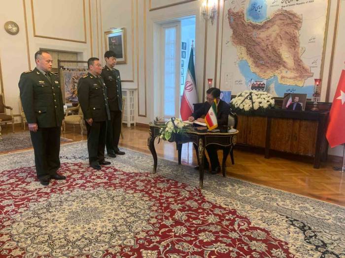 İran Büyükelçiliği, Reisi’yi Anmak Adına ‘Taziye Defteri’ Açtı