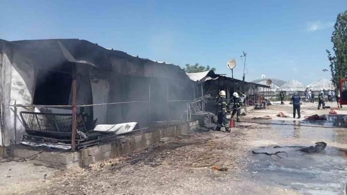 Isparta’da Mevsimlik Tarım İşçilerinin Kaldığı 4 Konteyner Küle Döndü