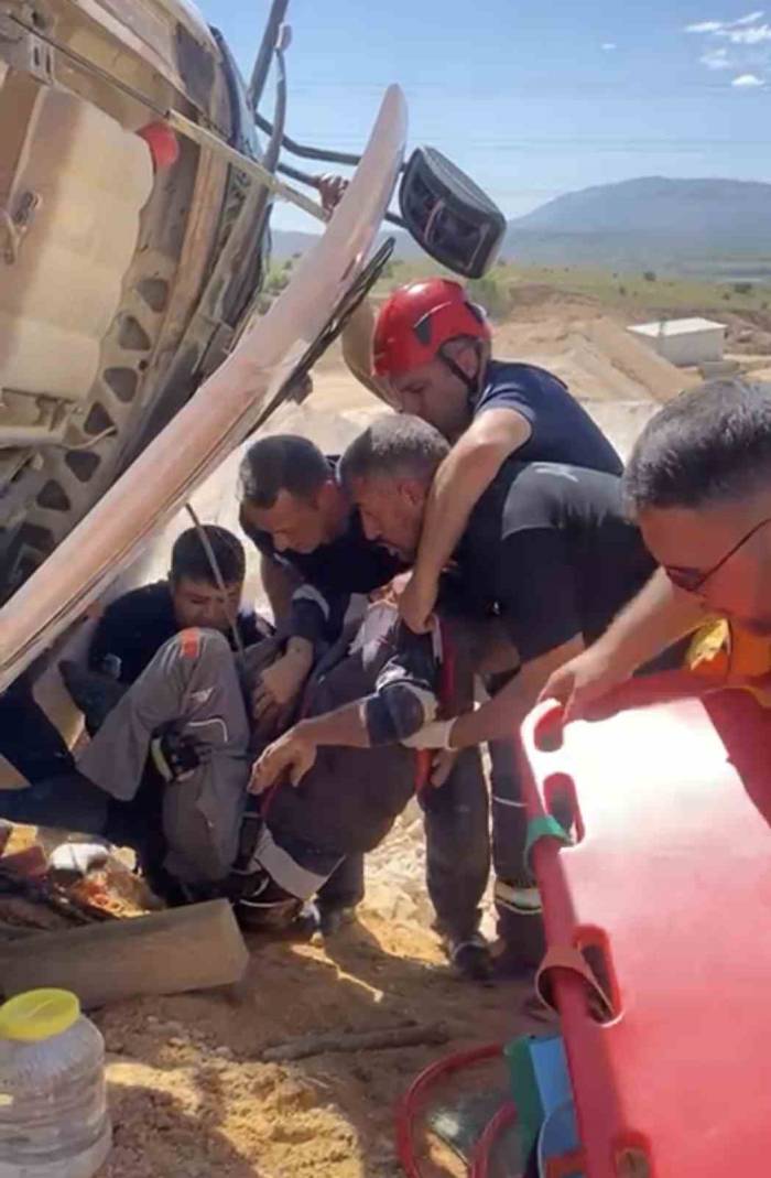 Kamyon Devrildi, Sıkışan Sürücü Ekipler Tarafından Çıkartıldı