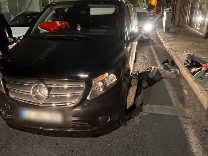 Dur İhtarına Uymayan Lüks Araçta Kaçak Göçmen Yakalandı