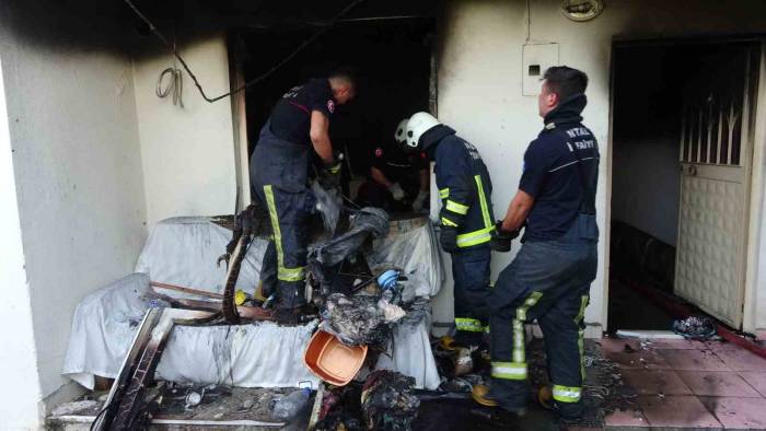 Zemin Katta Çıkan Yangında Mutfak Kullanılamaz Hale Geldi