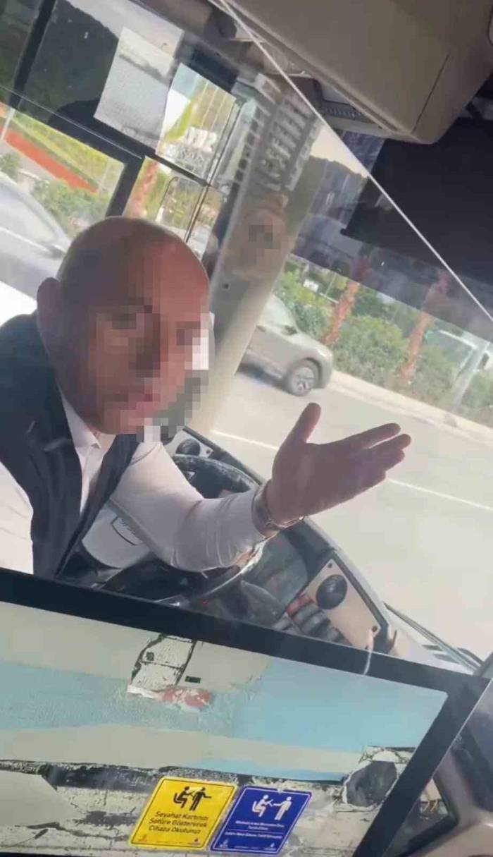 İstanbul’da Otobüste “Neden Arka Kapıdan Bindin” Tartışması Kamerada: “Arkadan Alanlar Özürlü O Zaman”