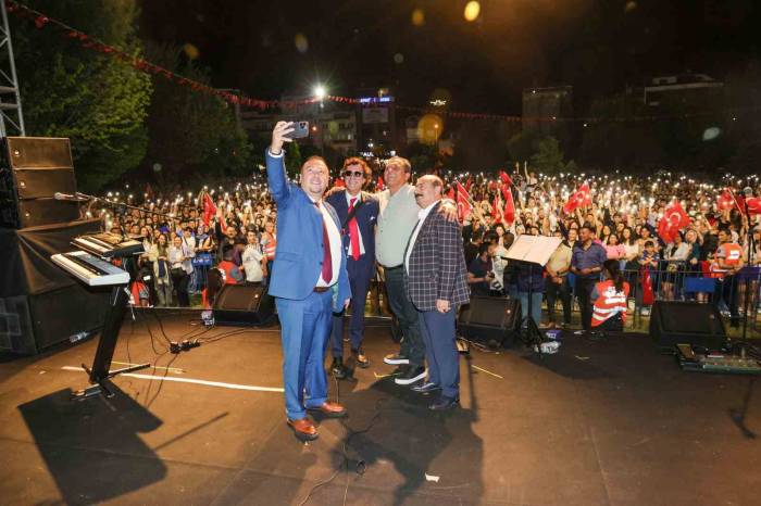 Gençlik Festivali, Ayna Konseriyle Son Buldu