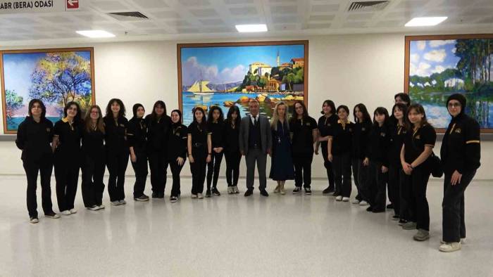 Yalova’da Hastane Koridorları Sanat Galerisine Döndü