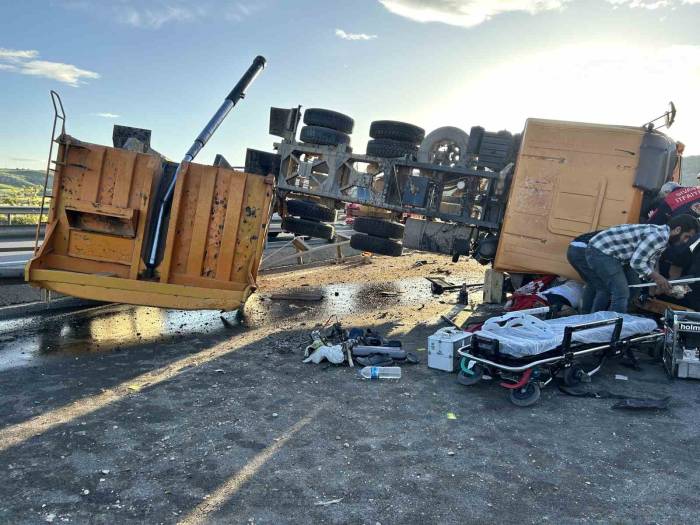 Karşı Şeride Geçen Kamyon Devrildi: 1 Ölü, 2 Yaralı