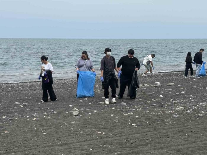 Öğrenciler Sahilden Poşet Poşet Çöp Topladı