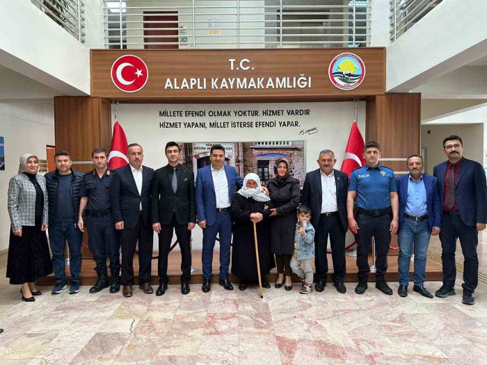 Depremde İneğini Bağışlayan Nineden Kaymakam’a Ziyaret