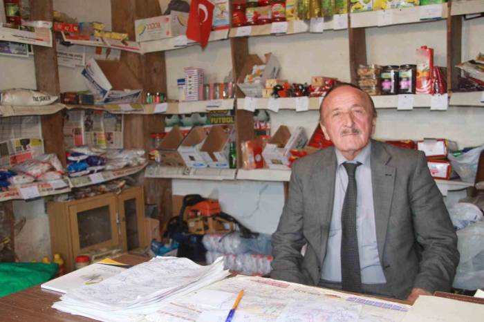 Köy Bakkalını 50 Yıldır Sakal Tıraşlı Ve Takım Elbiseli İşletiyor: “Önce Kendime, Sonra Da İnsanlara Saygım Var”