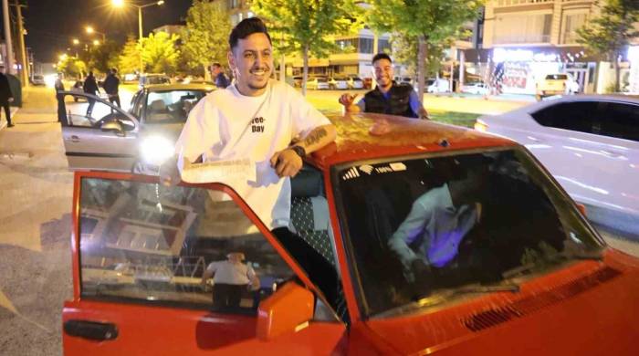 Kameradan Önce Kaçtı Sonra Kahkahalarla Poz Verdi