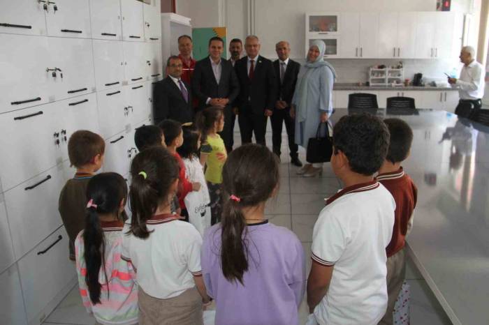 Beyşehir’de İhtiyaç Sahibi Öğrencilere Kıyafet Yardımı