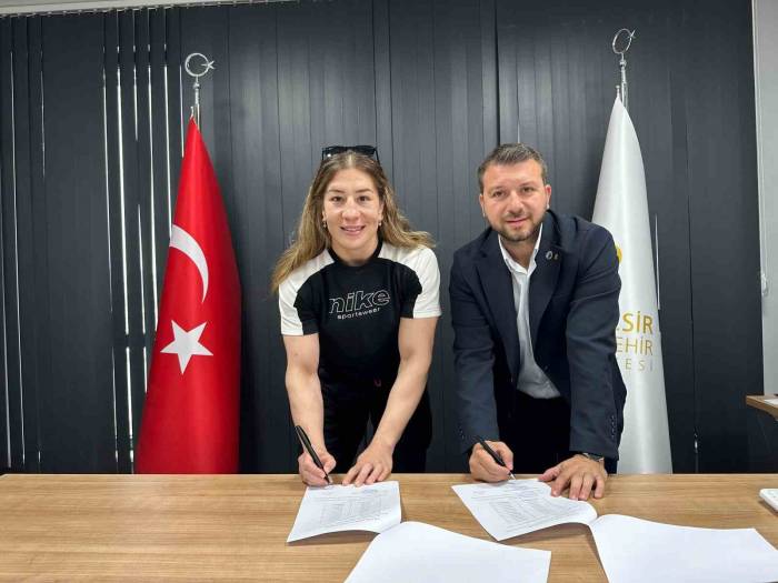 Olimpiyatlar Öncesi Milli Güreşçi Yasemin Adar Yiğit İle Sözleşme Yenilendi