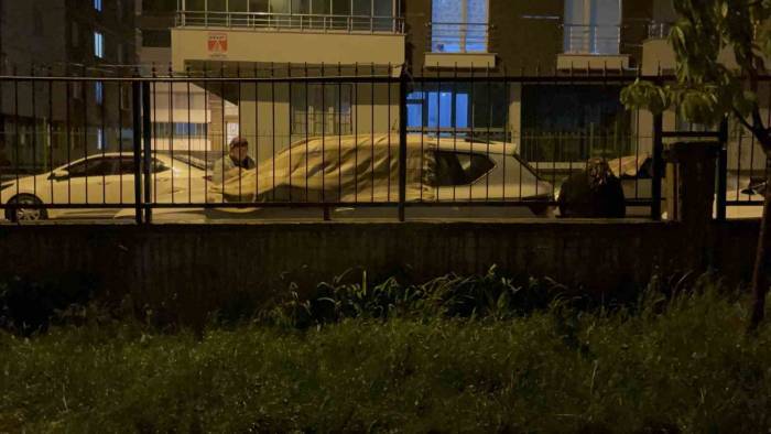 Tatvan’da 10 Dakikalık Sağanak Yolları Dereye Çevirdi