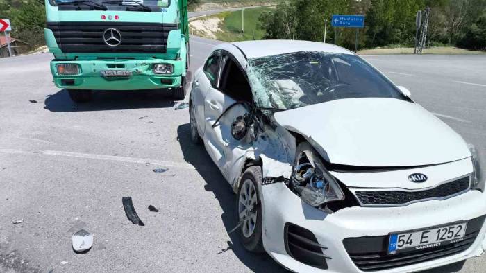 Kamyon İle Otomobil Çarpıştı: 1 Yaralı