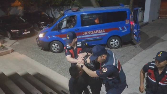 Taksiciyi 20 Kere Bıçaklayıp Gasp Eden 19 Yaşındaki Saldırgan Tutuklandı