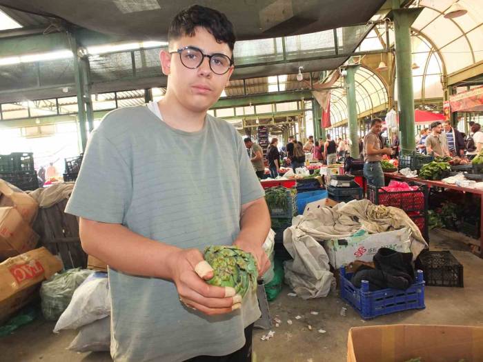 Günde Bin 500 Enginar Soyarak Fenomen Oldu