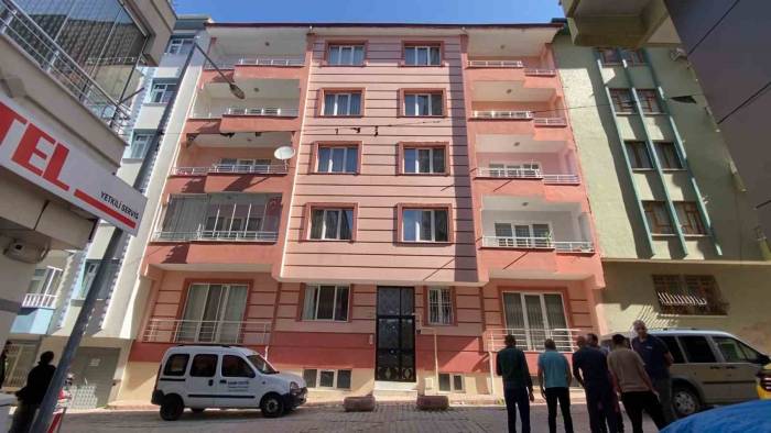 Elazığ’da 4. Kattan Park Halindeki Otomobilin Üzerine Düşen Kadın Hayatını Kaybetti