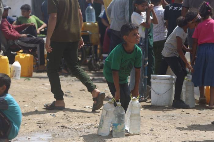 Gazzeliler İçme Suyu İçin Saatlerce Sıra Bekliyor