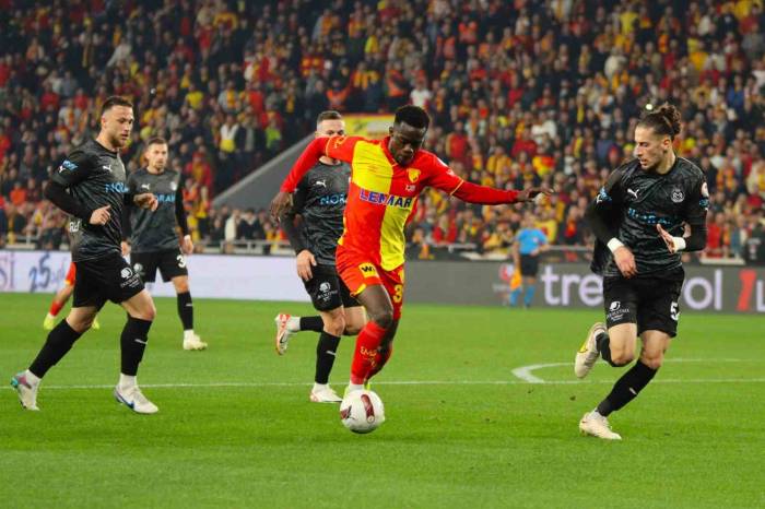 Göztepe, Anthony Dennis’in Sözleşmesini Uzattı