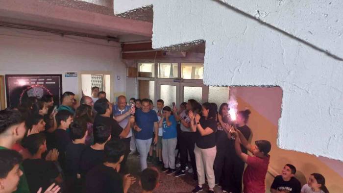 40 Yıldır Aynı Okulda Görev Yapan "kurtul Amca"ya Yürek Isıtan Emeklilik Uğurlaması